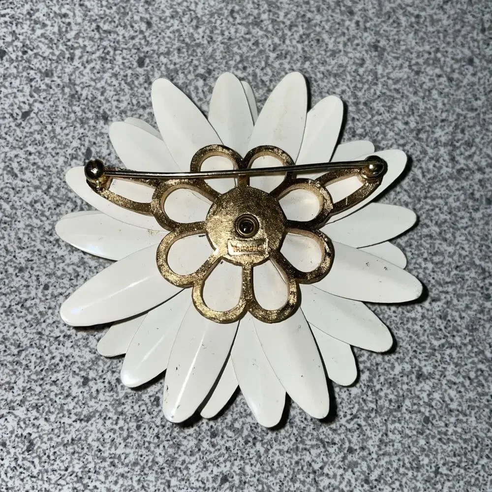 Vintage Crown Trifari Gold Tone White Enamel Daisy Pin Brooch 2.5” - Picture 4 of 6